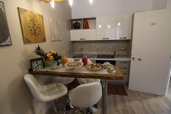 Suite, Plusieurs lits, salle de bain attenante (Petra) | Cuisine privée | Réfrigérateur grande capacité avec congélateur, surface de cuisson