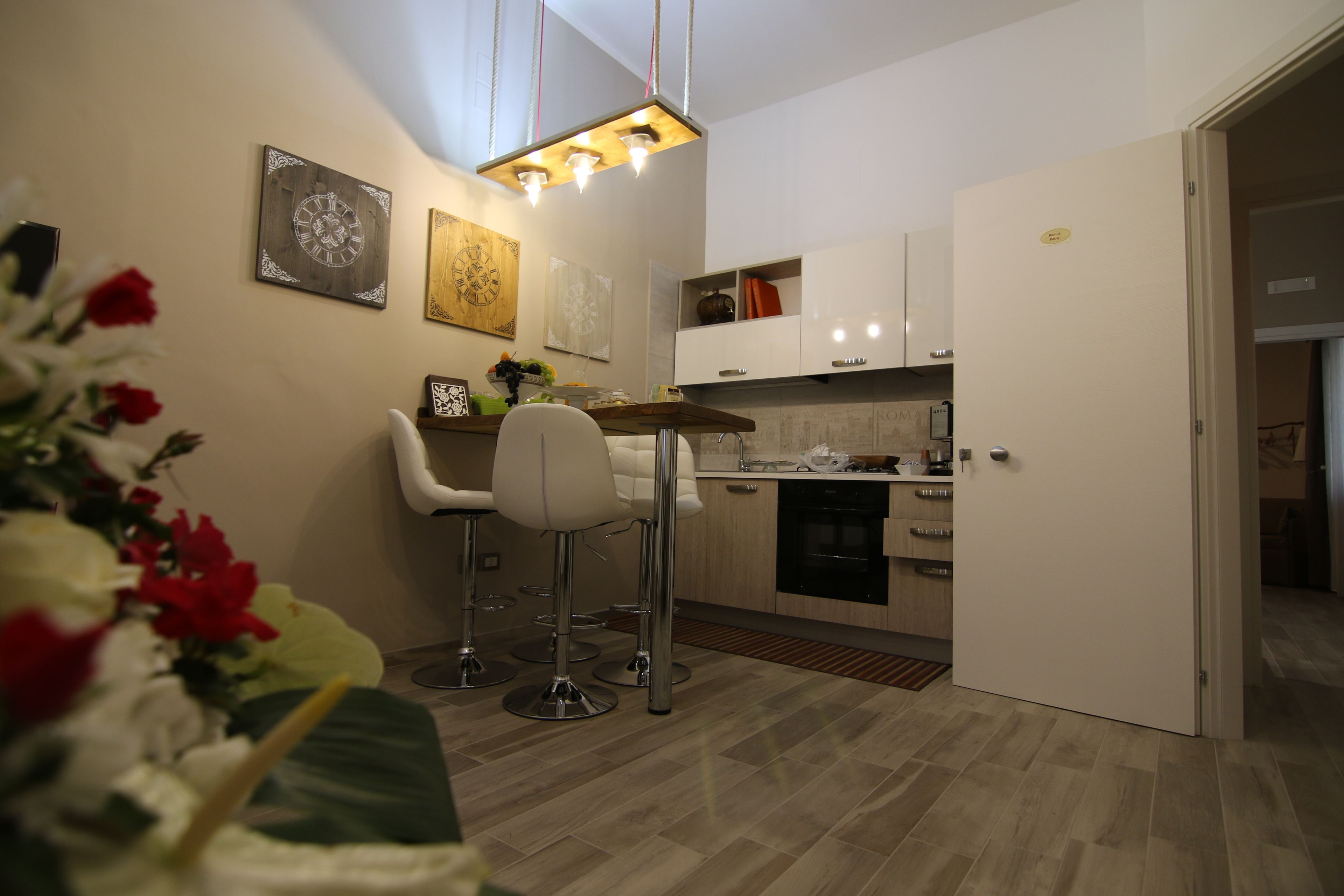 Refrigerador con freezer, placa de cocina, cafetera expreso