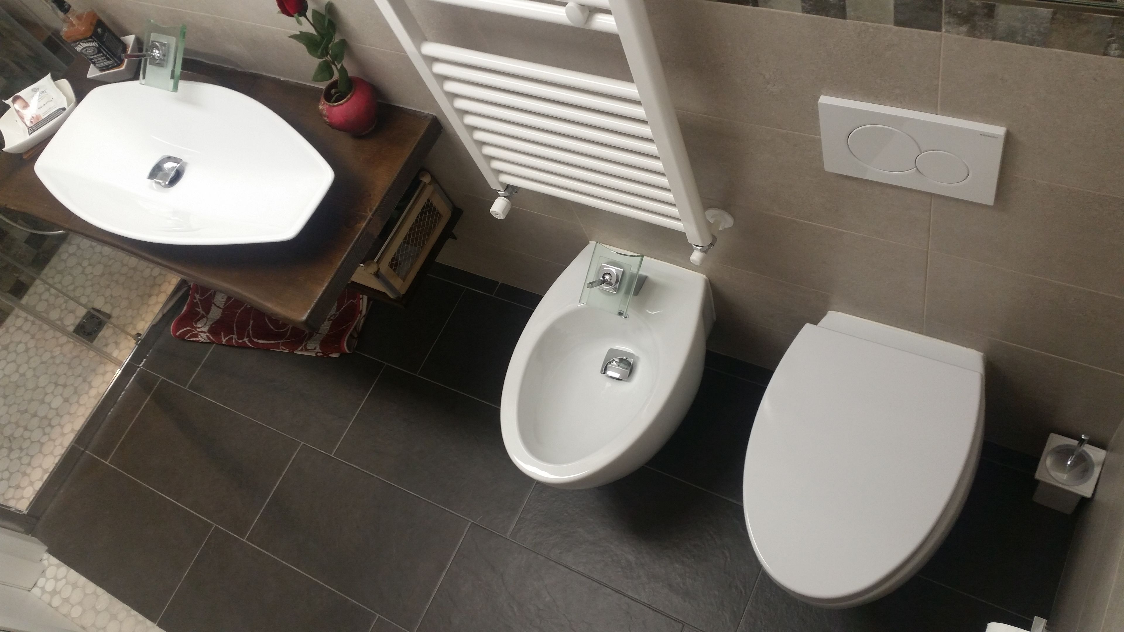 Een badkamer met een wastafel, toilet en bidet.
