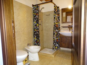 Departamento, 2 habitaciones | Baño | Regadera, amenidades de baño gratuitas, secadora de cabello, bidet 