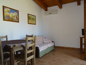 Appartement, 2 chambres | Coin séjour | Télévision à écran plat