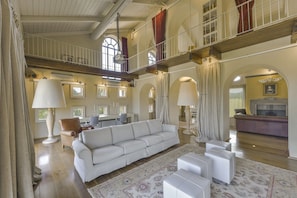 Villa Luxury, 6 camere da letto | Area soggiorno | TV a schermo piatto, caminetto