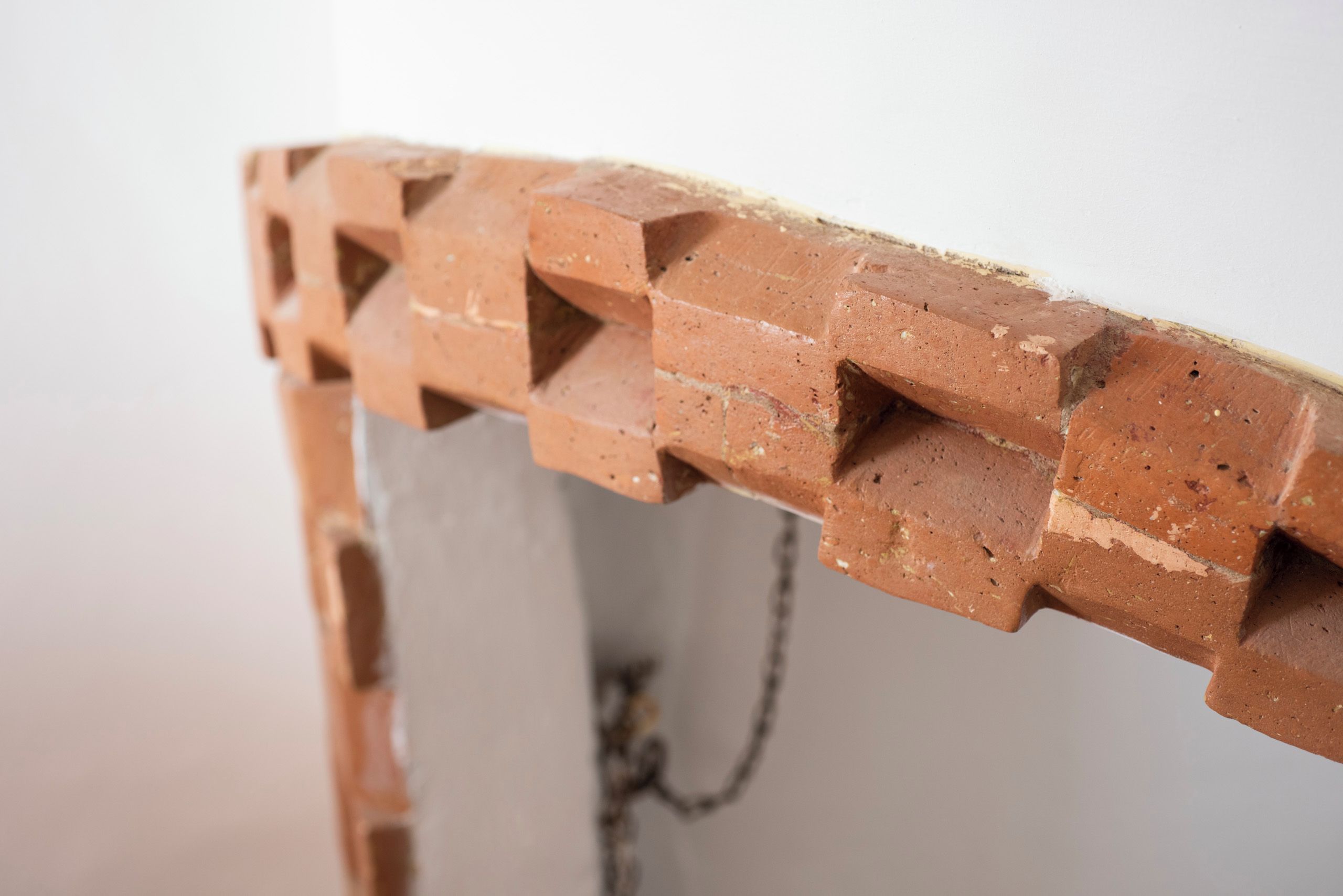 Un gros plan d’un mur de briques présentant un motif texturé.
