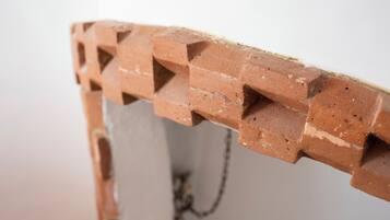 Un gros plan d’un mur de briques présentant un motif texturé.