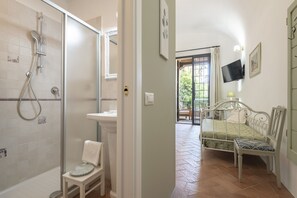 Kolmen hengen deluxe-huone | Kylpyhuone | Ilmaiset hygieniatuotteet, pyyhkeet