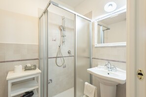 Deluxe Triple Room | Bathroom | Free toiletries, towels - Fattoria Pian di Rocca (Castiglione della Pescaia)