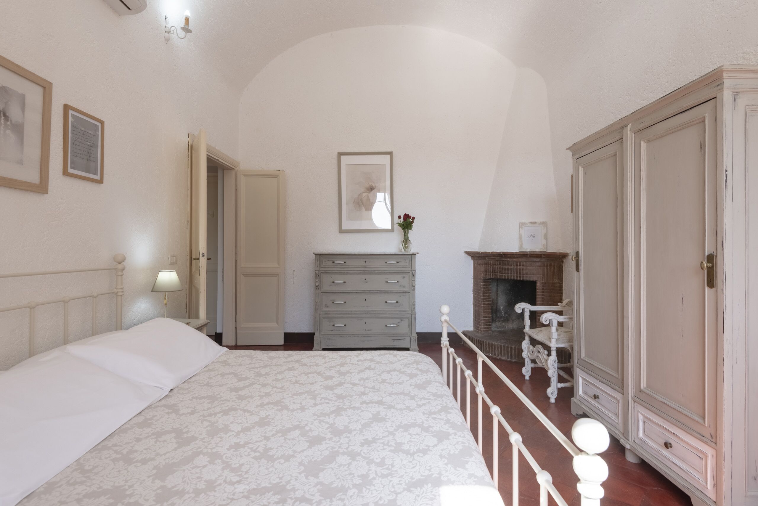 Un dormitorio con cama, cómoda y armario.