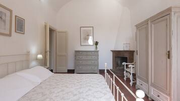 Un dormitorio con cama, cómoda y armario.