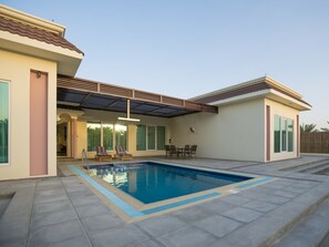 Una piscina al aire libre