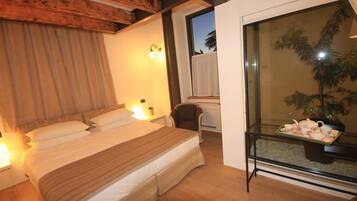 Double or Twin Room | In-room safe, desk, iron/ironing board, free cribs/infant beds