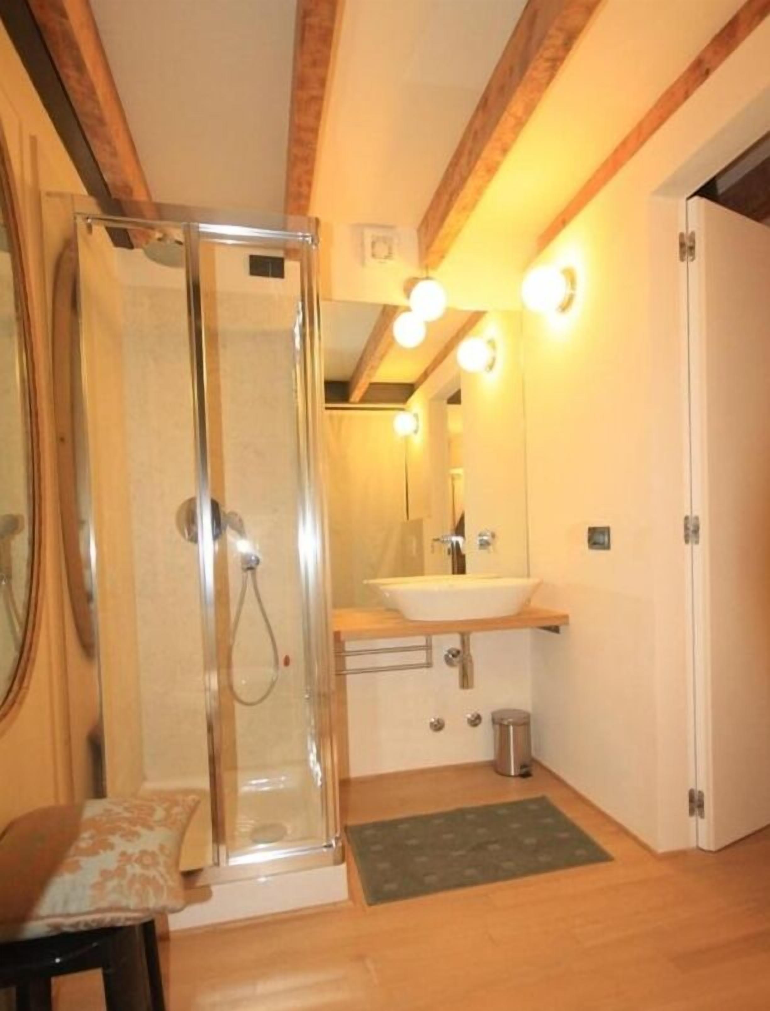 Douche, articles de toilette gratuits, sèche-cheveux, bidet