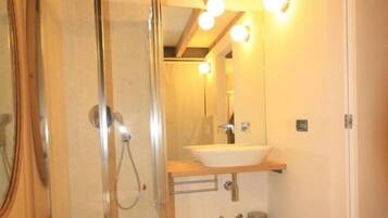Douche, articles de toilette gratuits, sĂšche-cheveux, bidet
