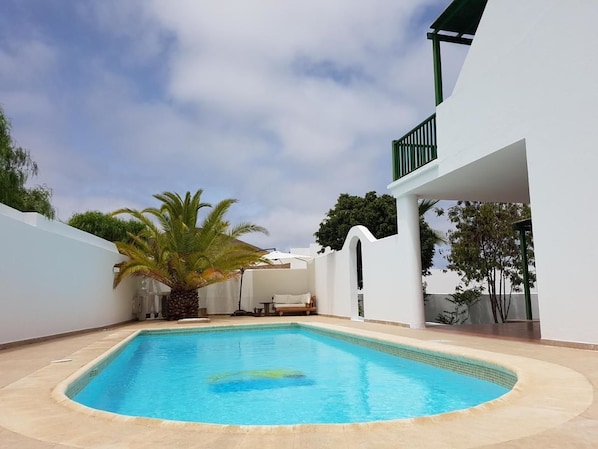 Outdoor pool, pool loungers