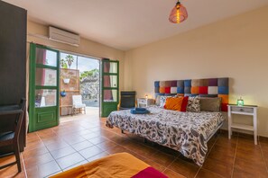 Blackout drapes, free WiFi, bed sheets - Timanfaya Casa Rural (Yaiza)