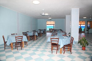 供应午餐和晚餐，意大利菜