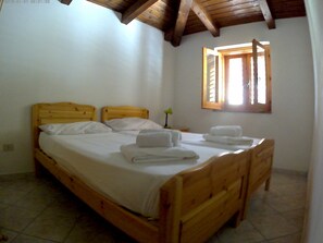 Departamento panorámico, 3 habitaciones, Terraza, vista al mar (6 people) | 1 habitación, escritorio y ropa de cama 