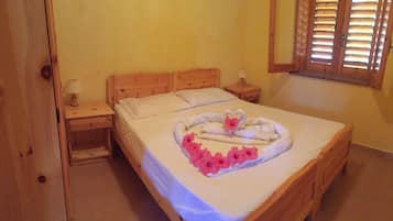 1 Schlafzimmer, Schreibtisch, Bettwäsche