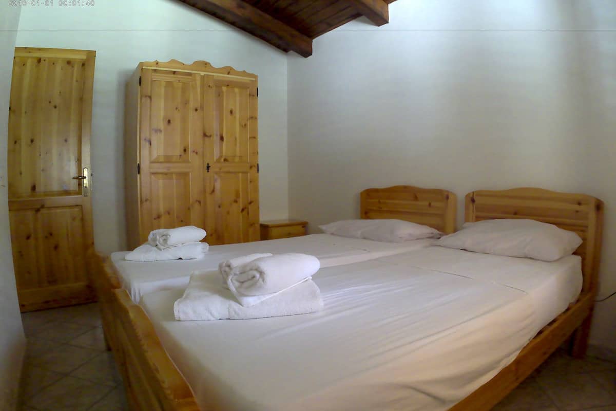 Panorama appartement, 3 slaapkamers, terras, uitzicht op zee (6 people) | 1 slaapkamer, een bureau, beddengoed