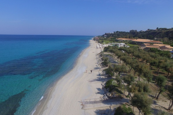 Aan een privéstrand, beachvolleybal