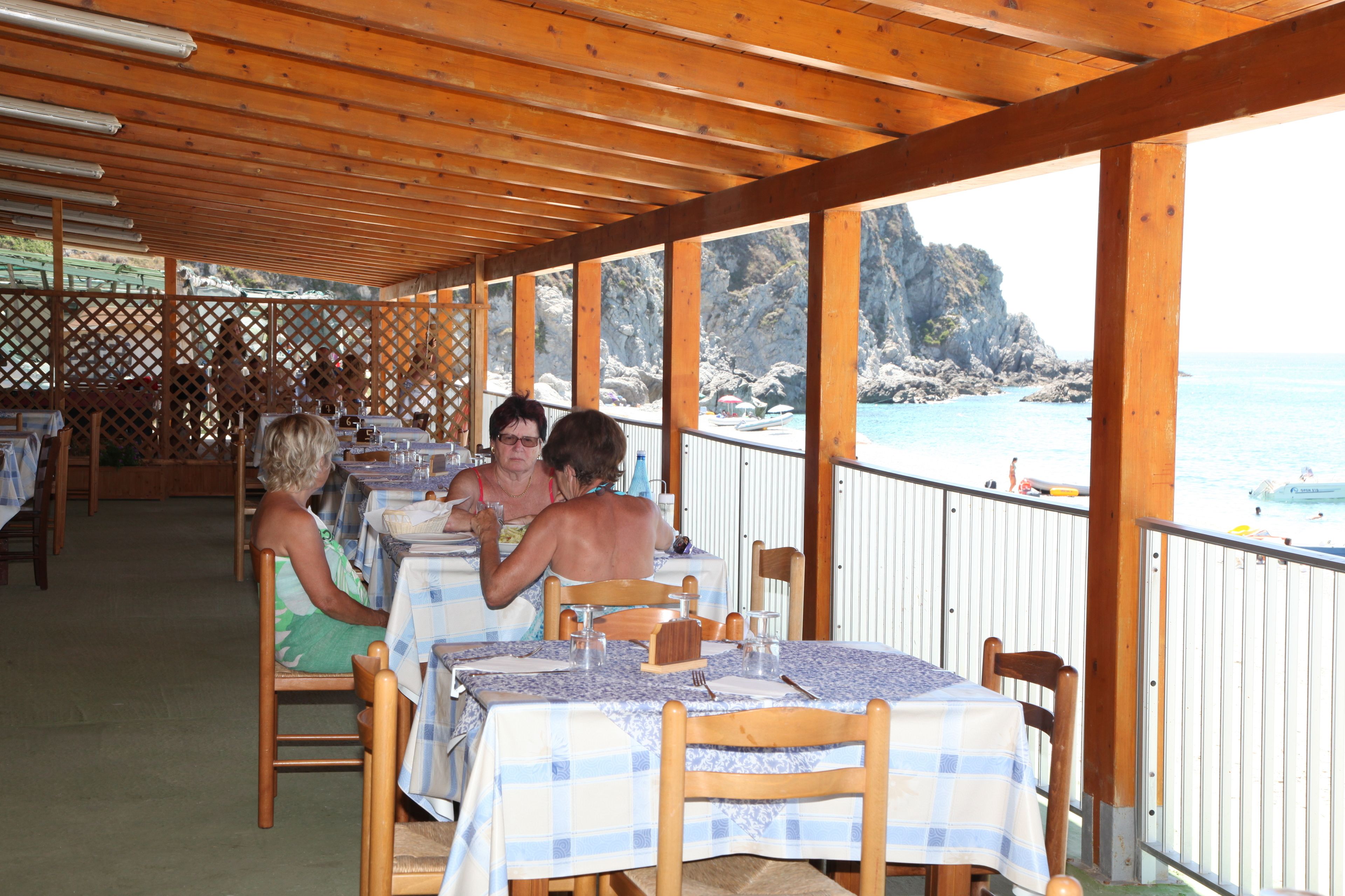 Se sirven comidas, cenas y cocina italiana 