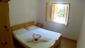 1 habitación, escritorio y ropa de cama