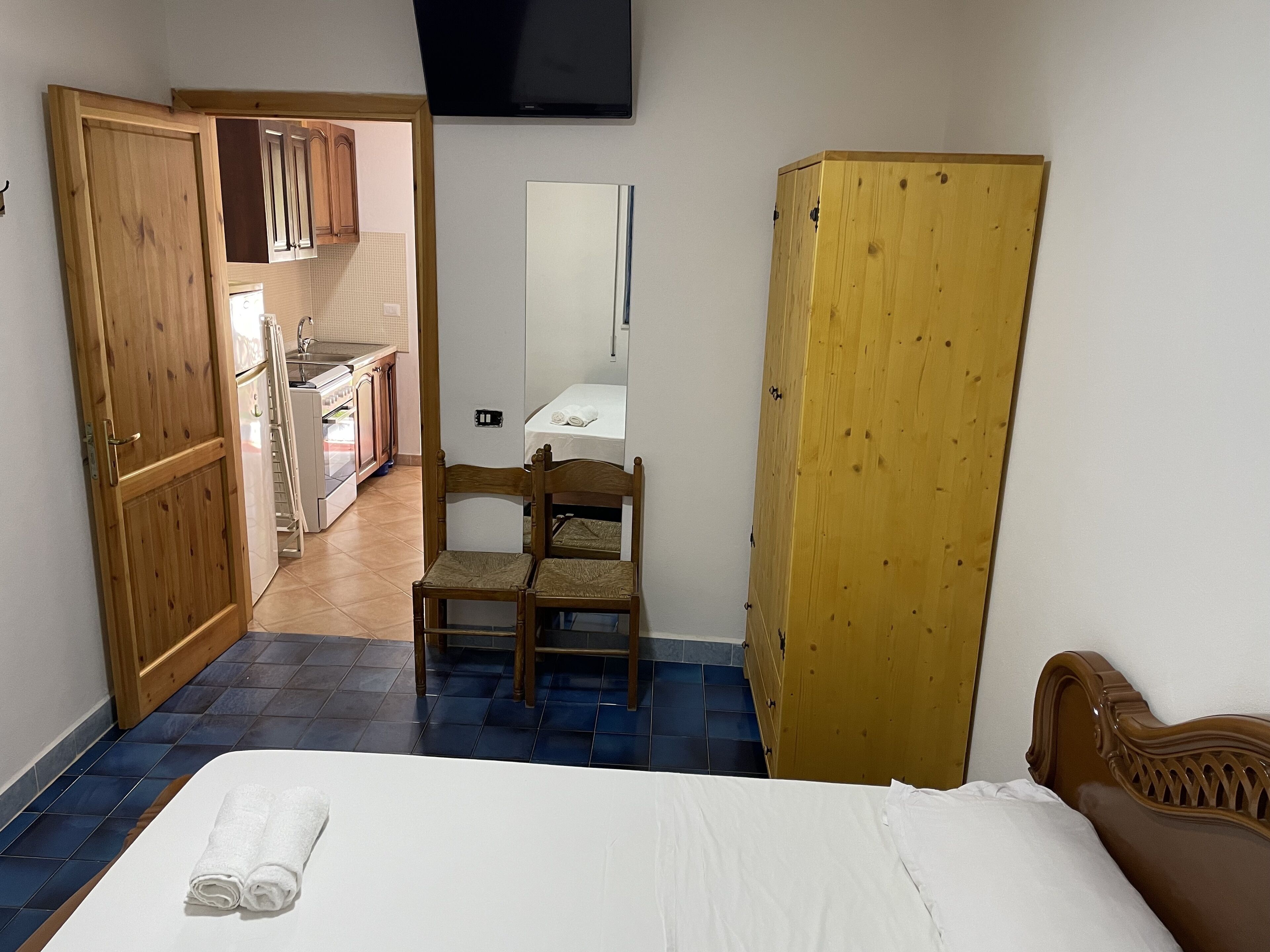 1 bedroom, desk, bed sheets