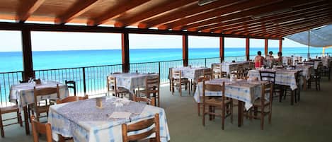 Lunch and dinner served, Italian cuisine