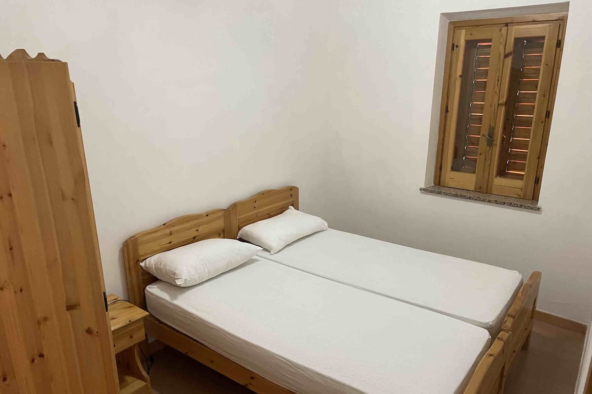 1 slaapkamer, een bureau, beddengoed