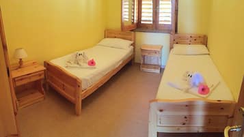 1 Schlafzimmer, Schreibtisch, Bettwäsche