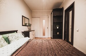 Premium bedding, desk, iron/ironing board, free WiFi