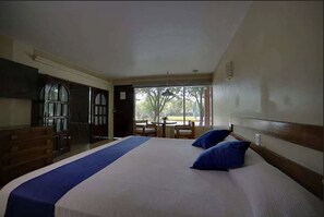 Suite | Caja fuerte, escritorio, wifi gratis y ropa de cama