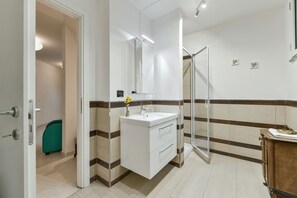 Villa, 5 Bedrooms | Bathroom | Shower, jetted tub, free toiletries, towels - Casa dell'Architetto (Borgomale)
