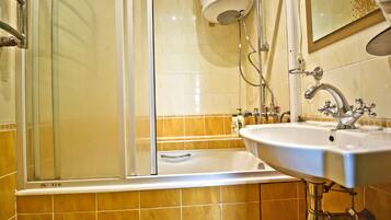 Apartment, 2 Schlafzimmer | Badezimmer | Badewanne, kostenlose Toilettenartikel, Hausschuhe, Handtücher