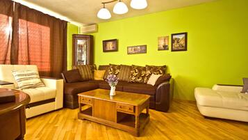 Apartment, 2 Schlafzimmer | Wohnzimmer | Flachbildfernseher