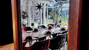 A dining area with a glass ceiling, wooden flooring, and a view of the outdoors. - Hotel Landhaus Schieder (Schieder-Schwalenberg)