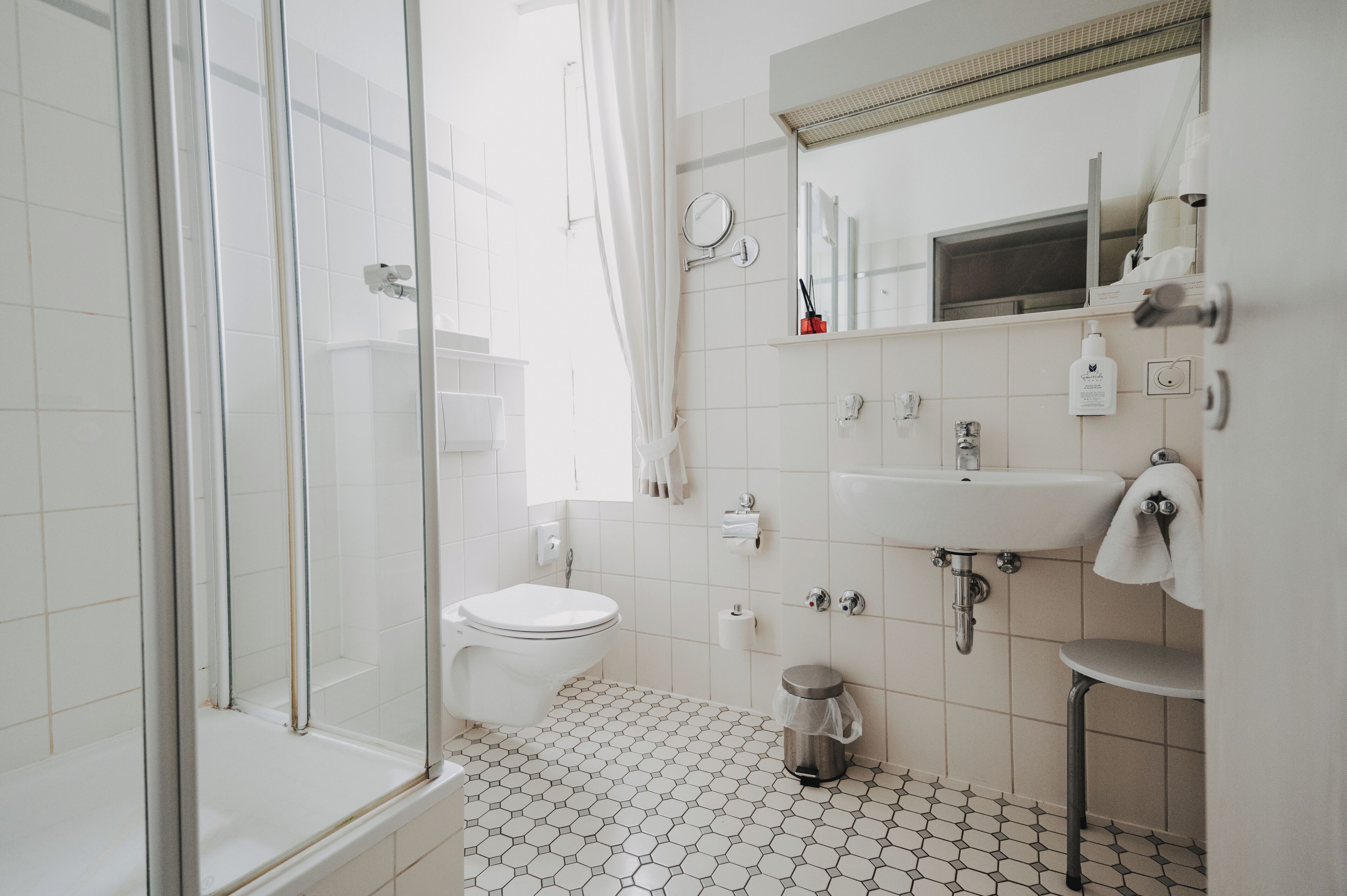 standard double room | bathroom | free toiletries, hair dryer, bathrobes, slippers