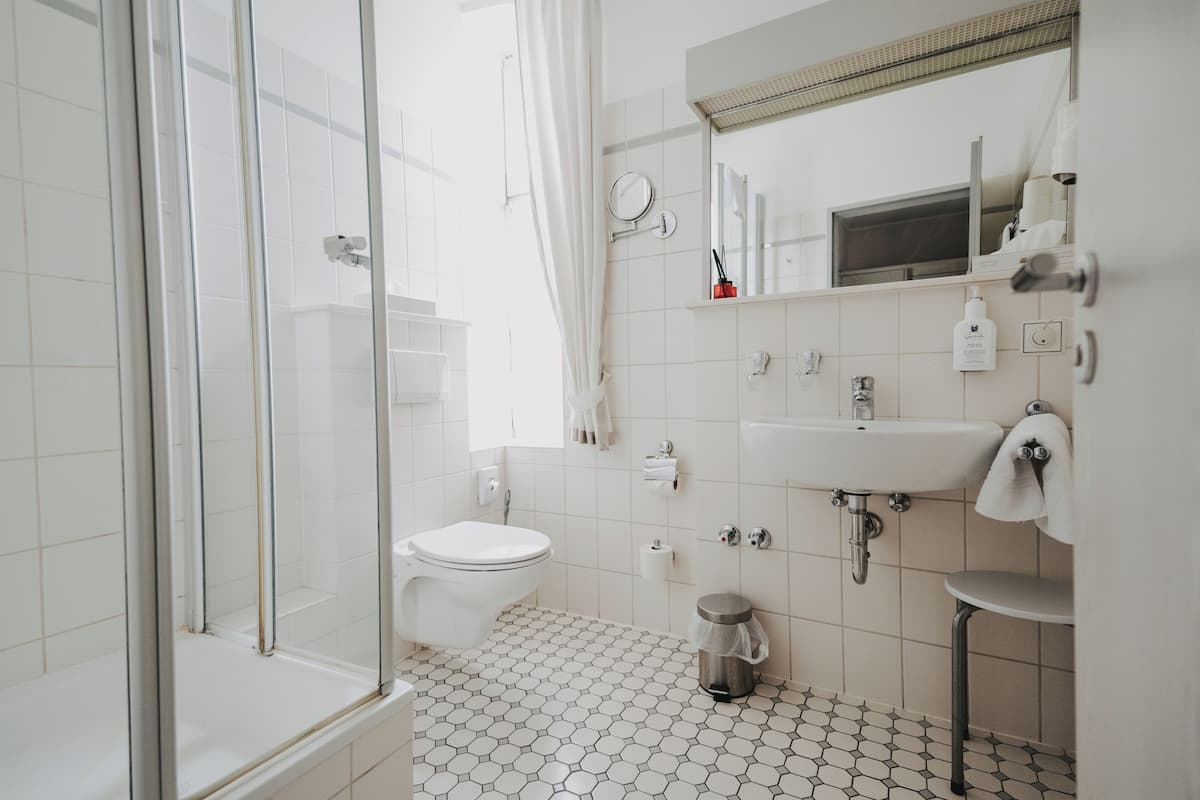 standard double room | bathroom | free toiletries, hair dryer, bathrobes, slippers