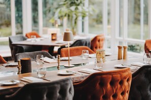 Déjeuner et dîner servis sur place