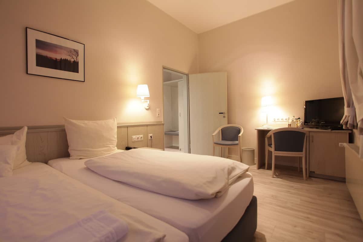 Superior eenpersoonskamer | Luxe beddengoed, een minibar, een kluis op de kamer, een bureau