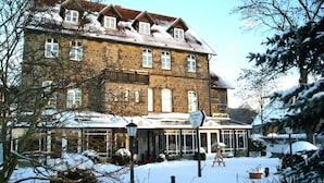 A historic stone building with multiple windows and a sign reading "Landhaus." - Hotel Landhaus Schieder (Schieder-Schwalenberg)