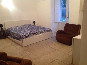 아파트, 정원 전망 | 1 개의 침실, 오리/거위털 이불, 책상, 다리미/다리미판