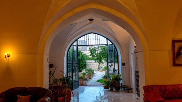 Lobby-lounge