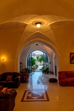 Lobby-lounge