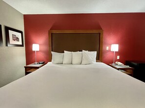 Bàn, màn/rèm cản sáng, bàn ủi/dụng cụ ủi quần áo 