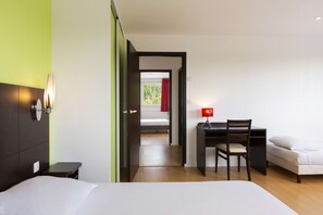 Bureau, rideaux occultants, chambres insonorisées