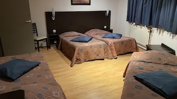 Family Quadruple Room | Desk, blackout curtains, soundproofing, cots/infant beds