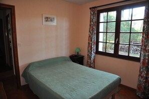 3 habitaciones y tabla de planchar con plancha 