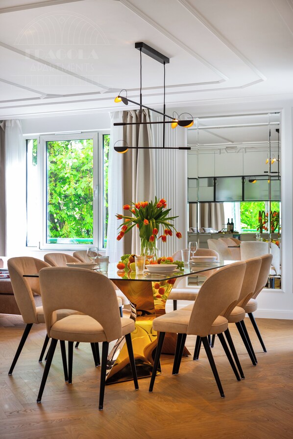 Luxury Apartment, 3 Bedrooms, 2 Bathrooms, Park View (Sw. Tomasza 34 Street) | In-room dining