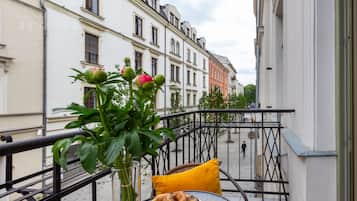Pistacchio apartment 1bedroom, balcony, no lift (ul. Krupnicza 10) | Living area | Smart TV
