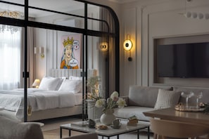 Sandstone 2-Bedroom 2 minutes to Main Square (Szpitalna 20 Street) | บริเวณนั่งเล่น | สมาร์ททีวี